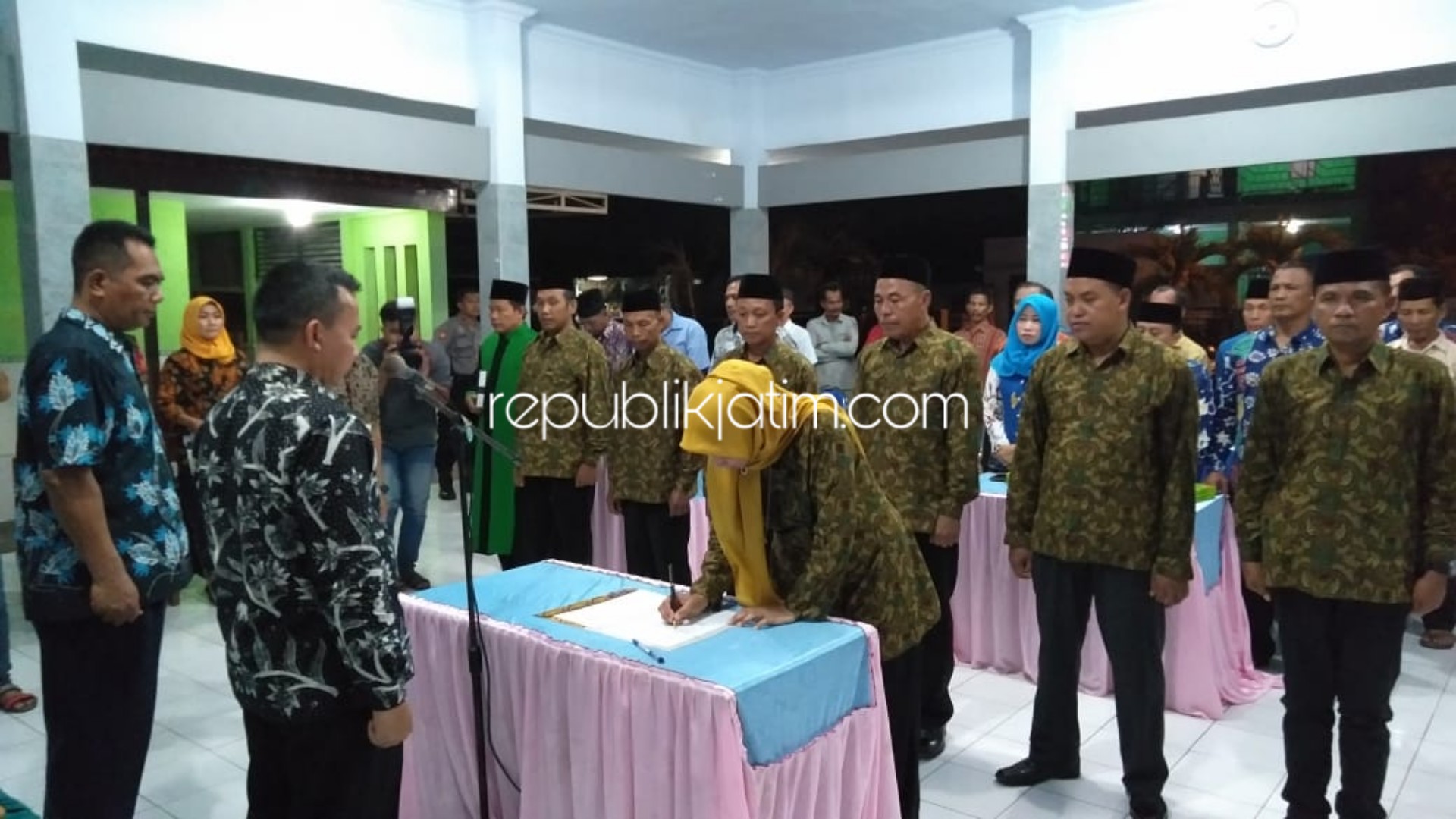 LANTIK - Camat Porong, Murtadho melantik 7 orang anggota BPD Glagaharum, Kecamatan Porong, Sidoarjo, Senin (18/11/2019) malam.