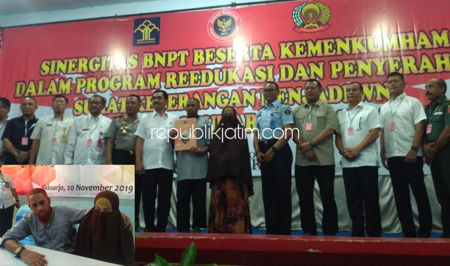 WNI - Istri terpidana bom Bali Umar Patek dapat hadiah Surat Keterangan WNI di Lapas kelas I Surabaya di Porong, Sidoarjo, Rabu (20/11/2019).