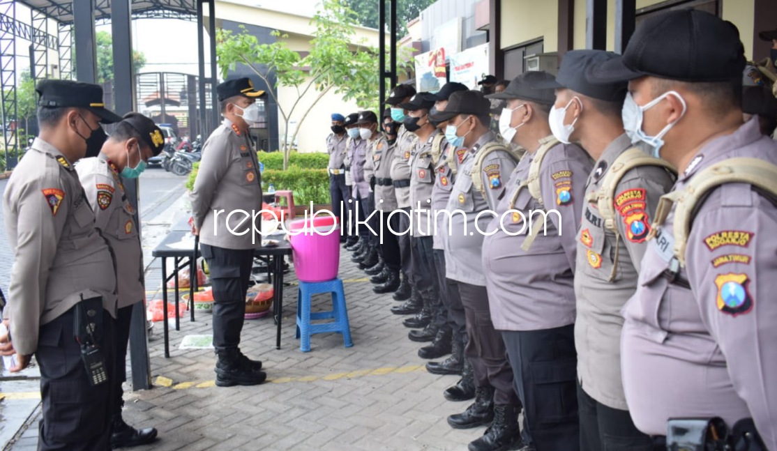 BERANGKATKAN - Kapolresta Sidoarjo Kombes Pol Kusumo Wahyu Bintoro memberangkatkan 46 personel Polresta Sidoarjo dan Polsek jajaran untuk mengamankan pelaksanaan Pilkades di Sumenep, mulai 22-26 November 2021, Sabtu (20/11/2021).