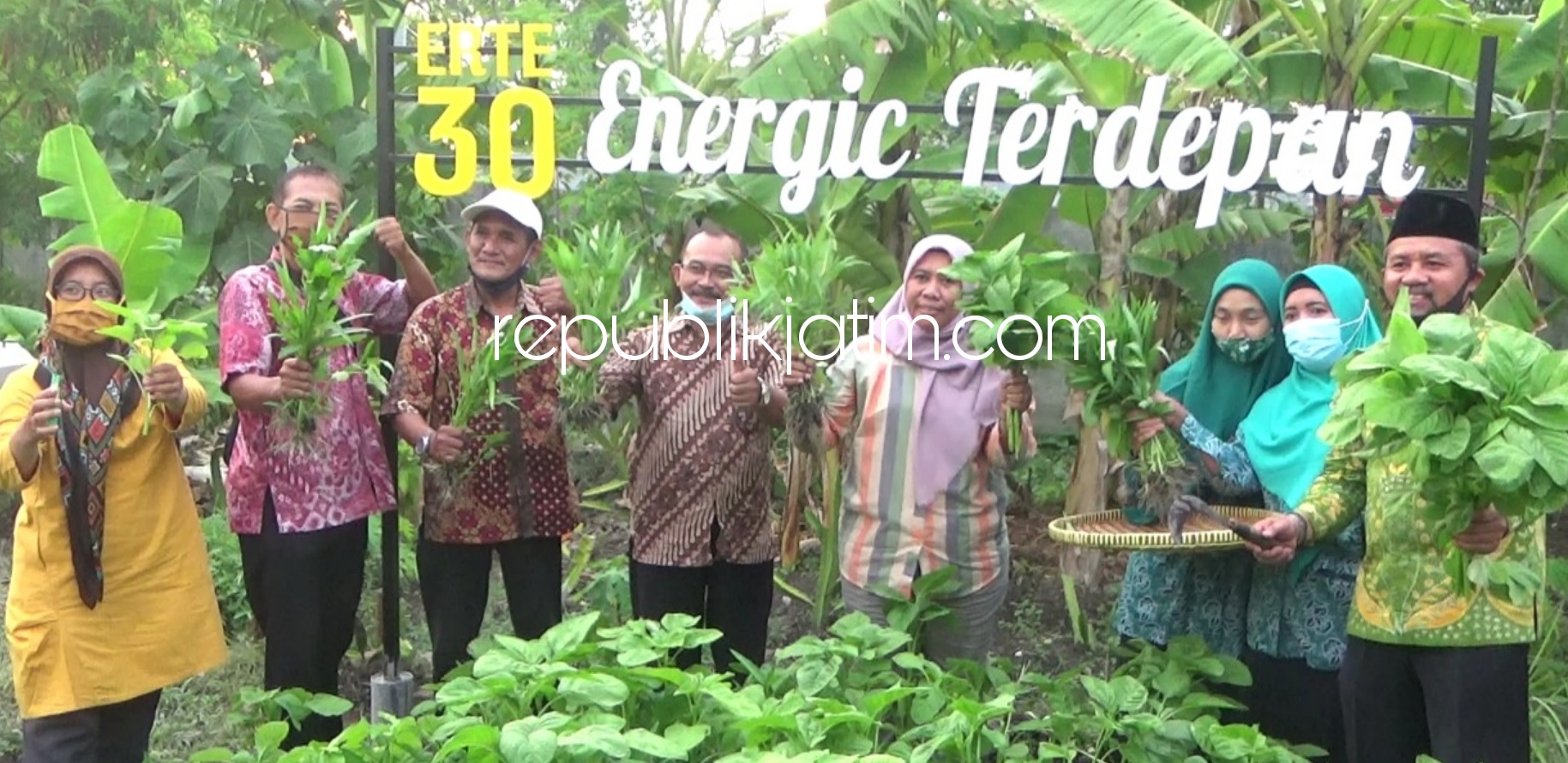 SPOT SELFIE - Warga RT 30, RW 10, Perumahan Citra Surya Mas, Desa Jumputrejo, Kecamatan Sukodono, Sidoarjo menyulap tempat pembuangan sampah menjadi tempat budidaya sayur dan spot untuk berswafoto (selfie).