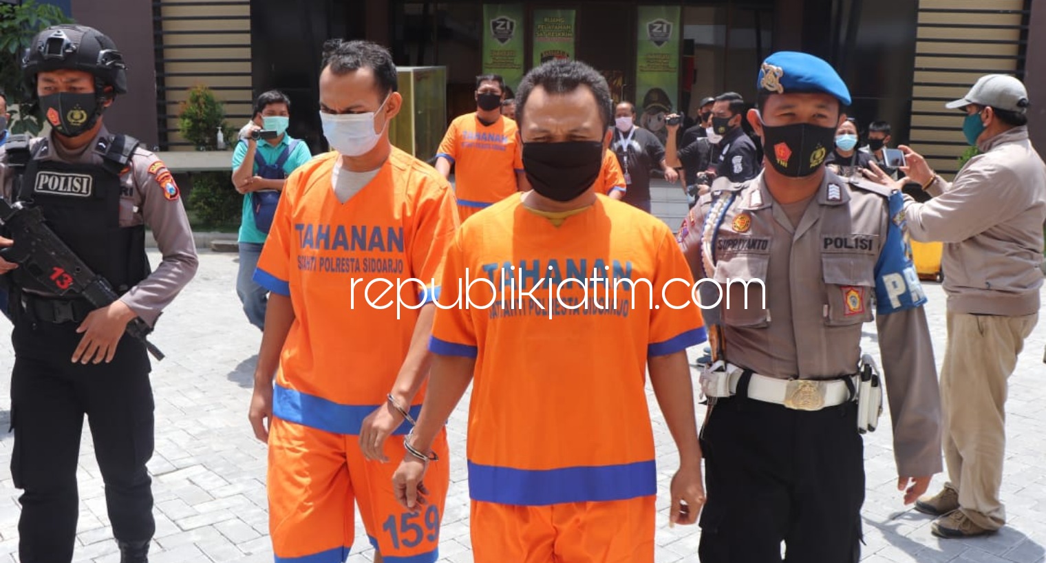 DIGELANDANG - Petugas Satuan Reskrim Polresta Sidoarjo menggelandang empat tersangka kasus pemerasan dan pengeroyokan saat mengambil mobil sitaan beserta barang buktinya di Polresta Sidoarjo, Jumat (20/11/2020).