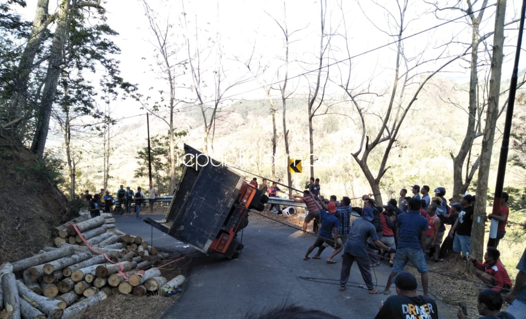 TERGULING - Truk bernopol AE 8553 FD terguling di tikungan jalur Bungkal-Ngrayun, Desa Pelem, Kecamatan Bungkal, Ponorogo, Rabu (20/11/2019) sore. 