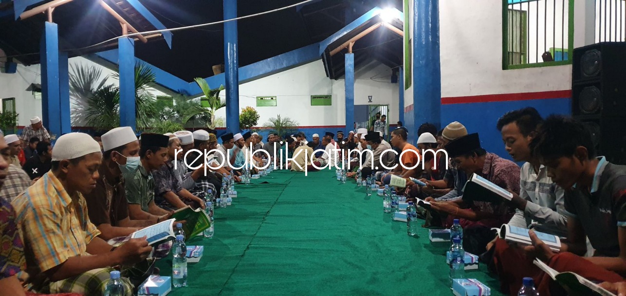 RELIGIUS - Para warga binaan Lapas Porong menggelar pengajian rutin di blok hunian lewat program ngaji dan solat bersama (Ngaso), Jumat (19/11/2021) malam. 