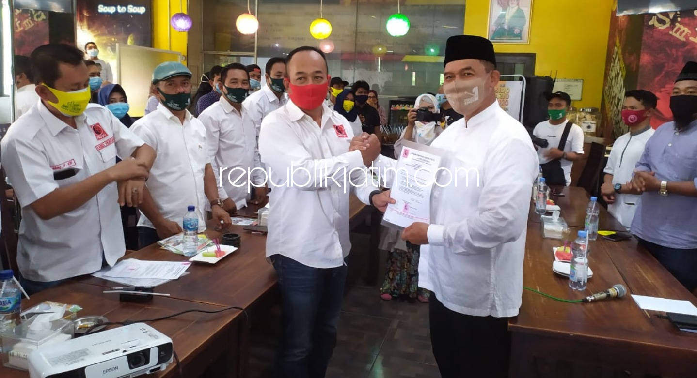 DUKUNGAN - Ketua DPC Projo Sidoarjo, Tomi Hartono Wibowo menyerahkan dukungan ke Cabup Sidoarjo, Bambang Haryo Soekartono (BHS) saat acara deklarasi di Resto Asap-Asap, Taman Pinang Indah, Sidoarjo, Jumat (20/11/2020).