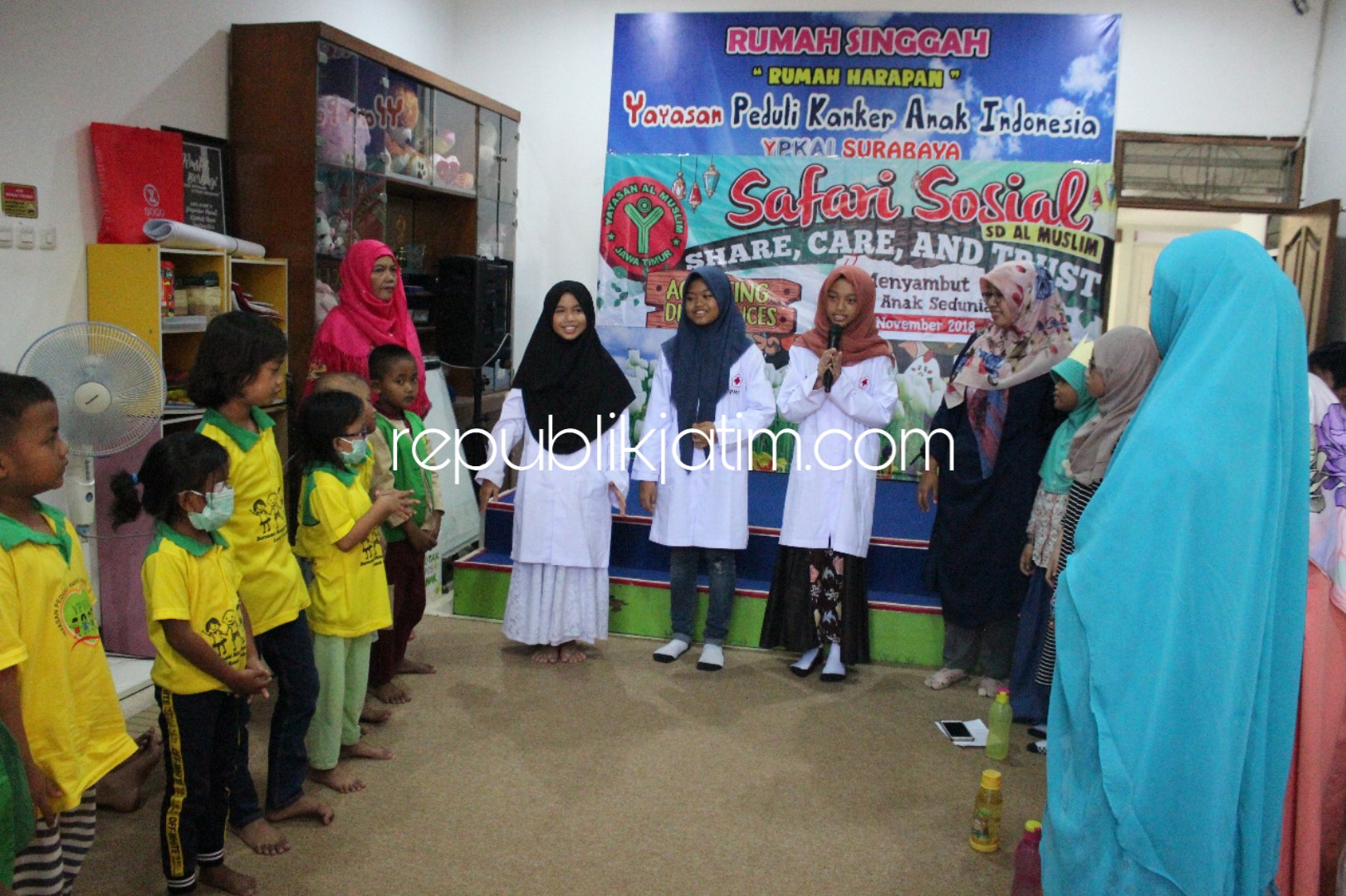 KUNJUNGAN - Sebanyak 20 siswa SD Al Muslim bersama Kids Leader serta tim dokter kecil menggelar safari sosial menyambut hari anak sedunia dan peringatan maulid Nabi Muhammad SAW ke YPAKI Surabaya, Senin (19/11/2018).