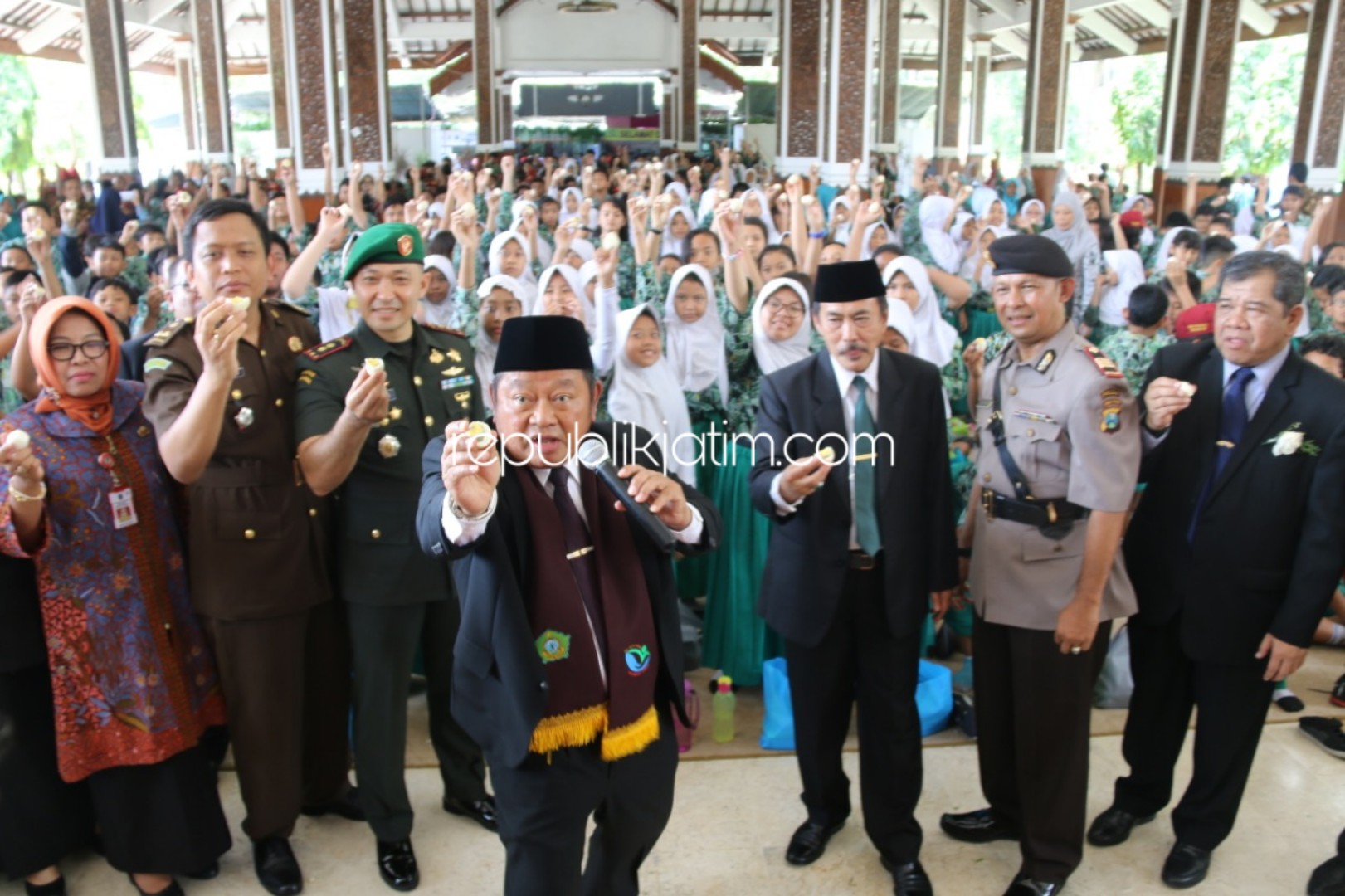 MAKAN TELUR - Bupati Sidoarjo, Saiful Ilah mengajak Forkopimda dan ribuan anak-anak makan telur untuk menepis isu telor Sidoarjo tidak aman saat Peringatan Hari Pangan Sedunia ke 39 di Pendopo Delta Wibawa, Kamis (21/11/2019).