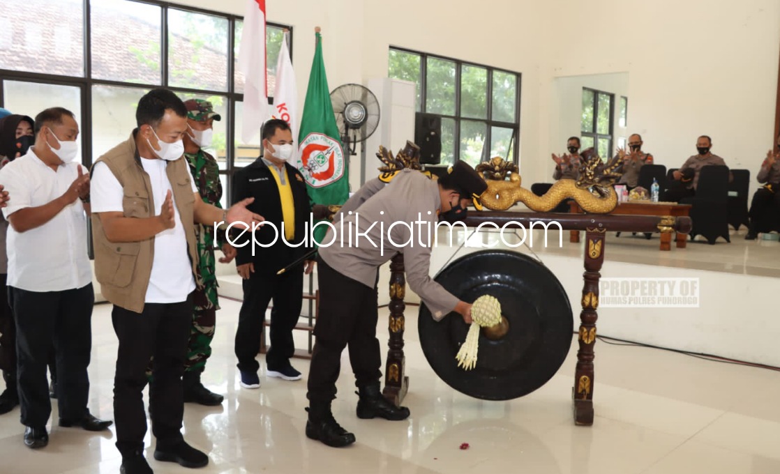 KAPOLRES CUP - Kapolres Ponorogo AKBP Catur Wibowo memukul Gong sebagai tanda dimulainya kejuaran pencak silat yang dibawah payung IPSI, Minggu (21/11/2021).