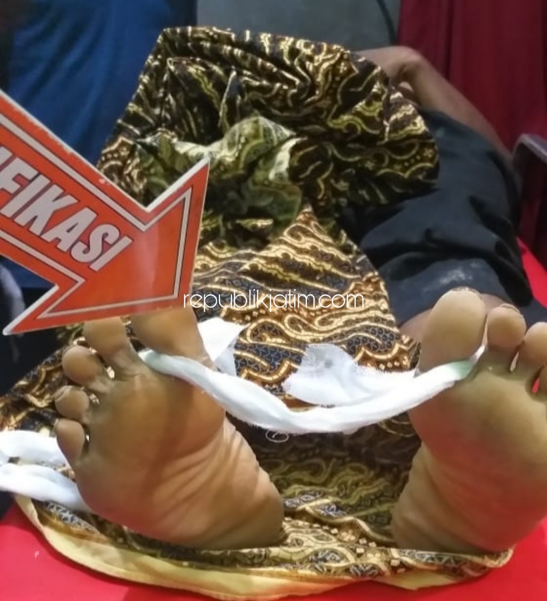 TEWAS - Petugas mengidentifikasi jenazah Tekat (42) yang tewas tersengat listrik bersama dua rekan kerjanya, Rabu (20/11/2019) sore.