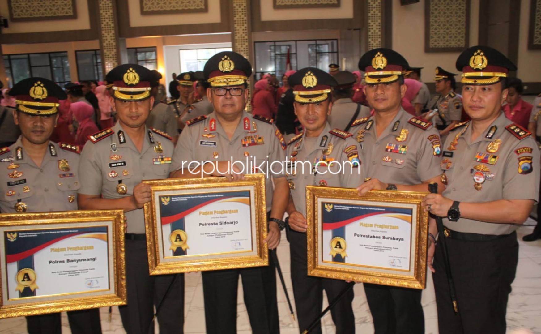 PENGHARGAAN - Kapola Jatim Irjen Luki Hermawan bersama Kapolresta Sidoarjo, Kombes Pol Zain Dwi Nugroho dan kapolres lainnya yang meraih penghargaan dari Menteri PAN dan RB, Tjahjo Kumolo, di Polda Jatim, Kamis (21/11/2019).
