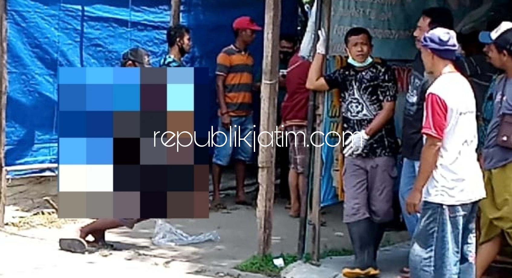 GANTUNG DIRI - Korban gantung diri Geri Fransiskus alias Brewok (50) warga Wonokromo, Surabaya yang berdomisili di Dusun Pandokan Lor, Desa Lajuk, Kecamatan Porong ditemukan tewas gantung diri di area lapak Pasar porong, Minggu (22/11/2020).