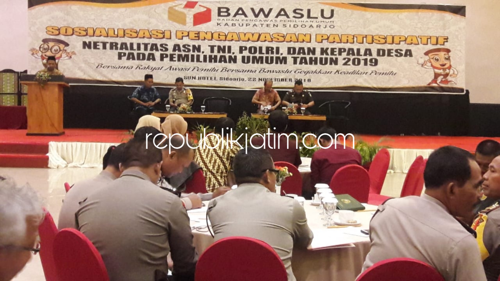PEMBUKAAN - Ketua Bawaslu Sidoarjo, Haidar Munjid membuka acara Sosialisasi Pengawasan Partisipatif Netralitas ASN, TNI, Polri dan Kepala Desa Pada Pemilihan Umum Tahun 2019, Kamis (22/11/2018).