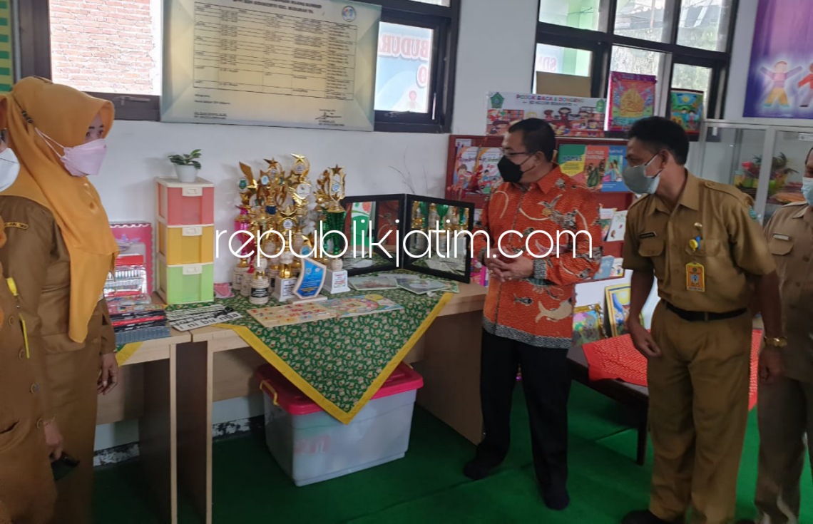 RESMIKAN - Ketua DPRD Sidoarjo, Usman meresmikan Ruang Sumber Rumah Empati bagi peserta didik di SDN Sidokerto, Kecamatan Buduran, Sidoarjo, Senin (22/11/2021).
