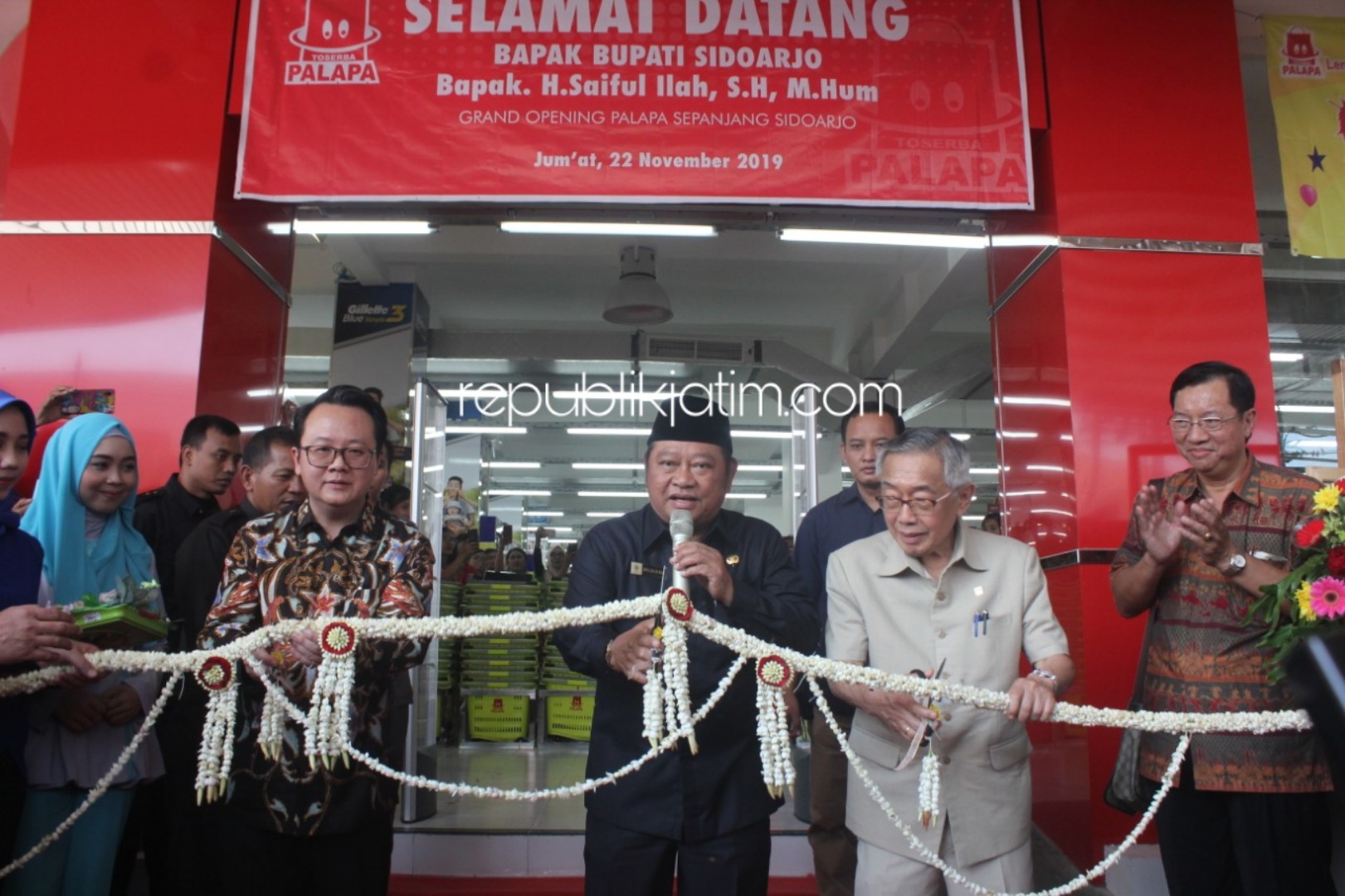 PEMBUKAAN - Bupati Sidoarjo, Saiful Ilah meresmikan pembukaan Toserba Palapa Sepanjang di kompleks Sepanjang Town House JL Raya Kalijaten, Kecamatan Taman, Sidoarjo, Jumat (22/11/2019).