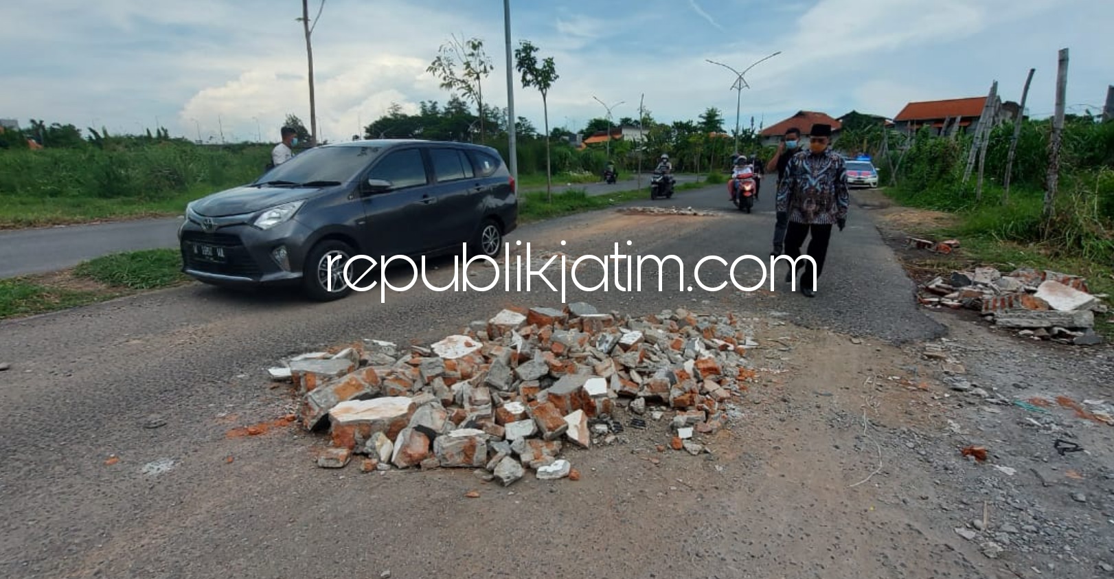 PERBAIKAN - Pj Bupati Sidoarjo, Hudiyono meminta Dinas Pekerjaan Umum (PU) memperbaiki jalan berlubang saat sidak jalan rusak di sepanjang JL KH Ali Mas'ud, Desa Buduran, Kecematan Buduran, Sidoarjo, Minggu (22/11/2020).