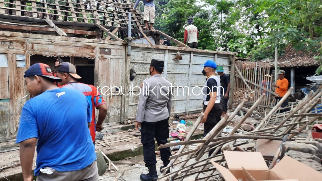 BONGKAR - Warga bersama Pemdes Srandil serta Polsek dan Koramil Jambon membongkar rumah janda tak layak huni yang hendak roboh langsung direnovasi agar penghuninya merasa nyaman, Senin (22/11/2021). 