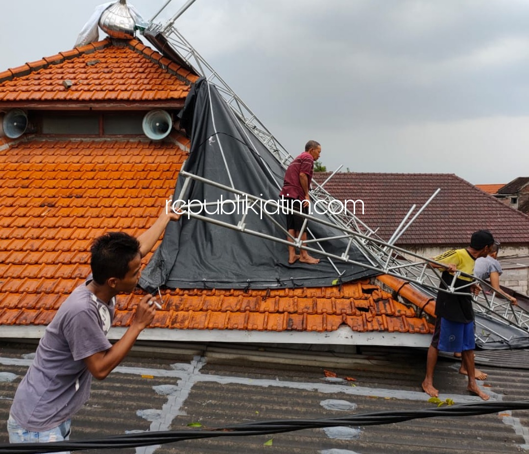 RUSAK - Belasan rumah warga Desa Kloposepuluh, Kecamatan Sukodono, Sidoarjo rusak diterjang puting beliung dan sejumlah Penerangan Jalan Umum (PJU) ambruk, Minggu (22/11/2020) sore.