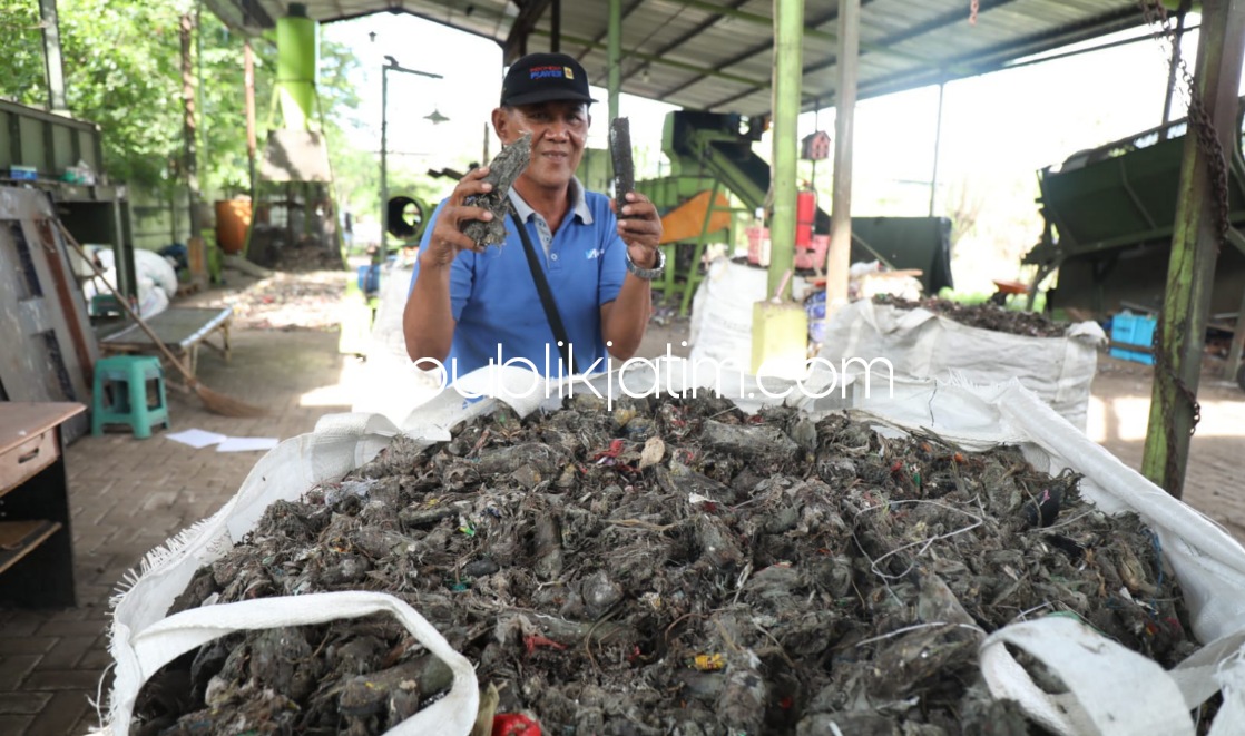 BRIKET - Salah seorang pengelola TPST Banjarbendo, Kecamatan Sidoarjo menunjukkan briket hasil produksinya, Selasa (23/11/2021). 