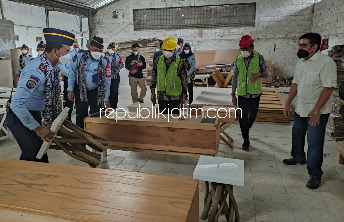 KUNJUNGAN - Kunjungan evaluasi pembangunan Zona Integritas (ZI) dan pra verlap Irwil VI dan Kanwil Kemenkumham Jatim ke Lapas Kelas I Surabaya di Desa Kebonagung, Kecamatan Porong, Sidoarjo bersama TPN Kemenpan RB, Selasa (23/11/2021).
