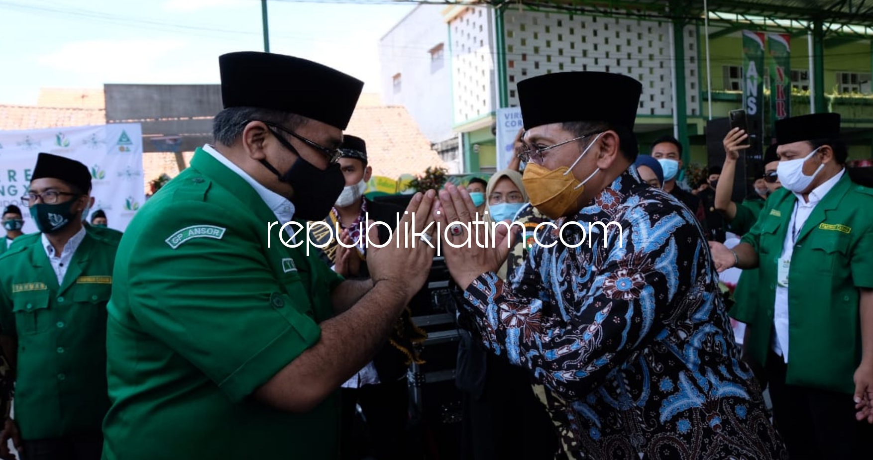 SAMBUT - Pj Bupati Sidoarjo, Hudiyono menyambut kedatangan Ketua Umum GP Ansor saat menghadiri acara Konferensi Cabang (Konfercab) ke XlV PC GP Ansor Sidoarjo di Desa Kalanganyar, Kecamatan Sedati, Sidoarjo, Minggu (22/11/2020).
