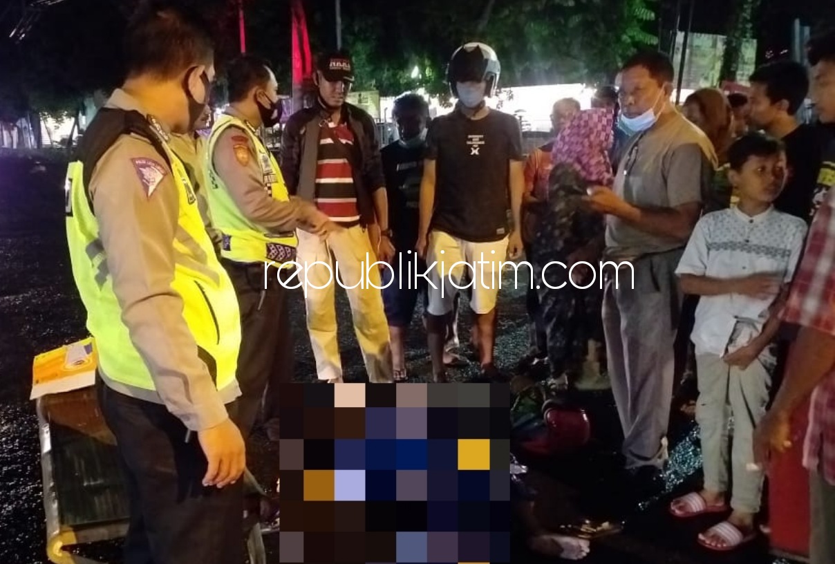TEWAS - Rendi Wijaya Kusuma (10) putra Adam Topan (68) warga Dusun Kluweh, Desa Kebonagung, Kecamatan Porong, Sidoarjo tewas usai motornya tersenggol Bus Restu di JL Arteri Porong, Minggu (22/11/2020) malam.
