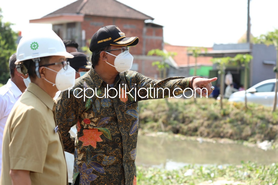NORMALISASI - Bupati Sidoarjo, Ahmad Muhdlor Ali (Gus Muhdlor) meninjau salah satu normalisasi sungai yang dilaksanakan Dinas PUBM dan SDA Pemkab Sidoarjo beberapa pekan lalu. 