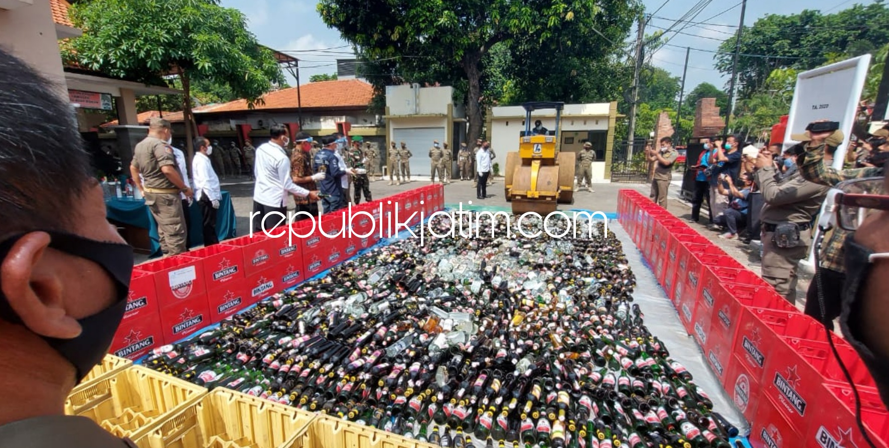 DIMUSNAHKAN - Sebanyak 2.000 botol Minuman Keras (Miras) hasil operasi Tahun 2020 dimusnahkan di halaman Satpol PP Pemkab Sidoarjo, Selasa (24/11/2020).