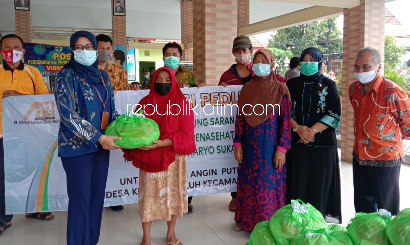 BANTUAN - Direktur PT Adiluhung Saranasegara Indonesia (ASSI), Anita Puji Utami menyerahkan bantuan 1.000 asbes, 1.000 genteng dan puluhan paket sembako untuk korban puting beliung Desa Klopohsepuluh, Kecamatan Sukodono, Sidoarjo, Selasa (24/11/2020).