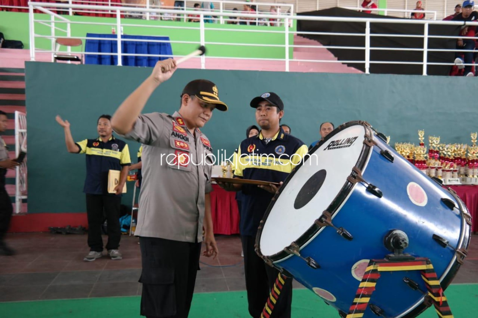 LOMBA - Wakapolresta Sidoarjo AKBP M Anggi Naulifar Siregar membuka acara lomba Drum Band merebutkan Piala Kapolresta Cup VI Sidoarjo 2019 di GOR Indoor, Sidoarjo, Minggu (24/11/2019).