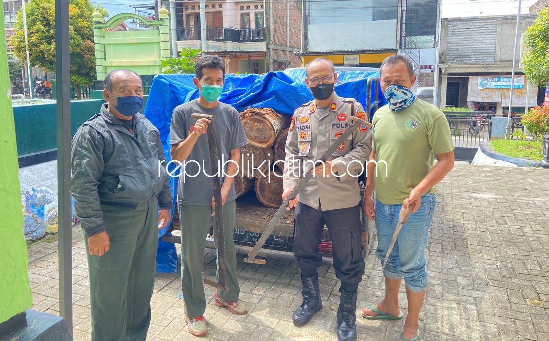 ILLEGAL LOGGING - Dua tersangka kasus pencurian kayu (illegal logging) asal Tulungagung beserta barang bukti diamankan petugas Polsek Sooko, Rabu (24/11/2021). 