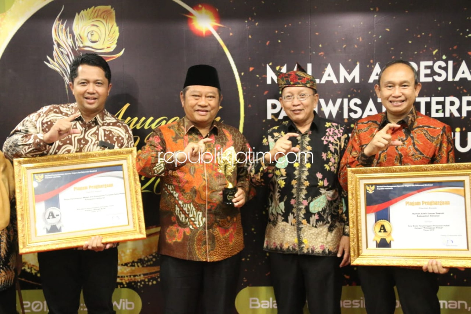PENGHARGAAN - Kemenpan RB memberi penghargaan kepada Dinas Penanaman Modal Pelayanan Terpadu Satu Pintu (DPMPTSP) dan RSUD Sidoarjo menjadi role model pelayanan publik nasional di Jakarta, Jumat (22/11/2019).