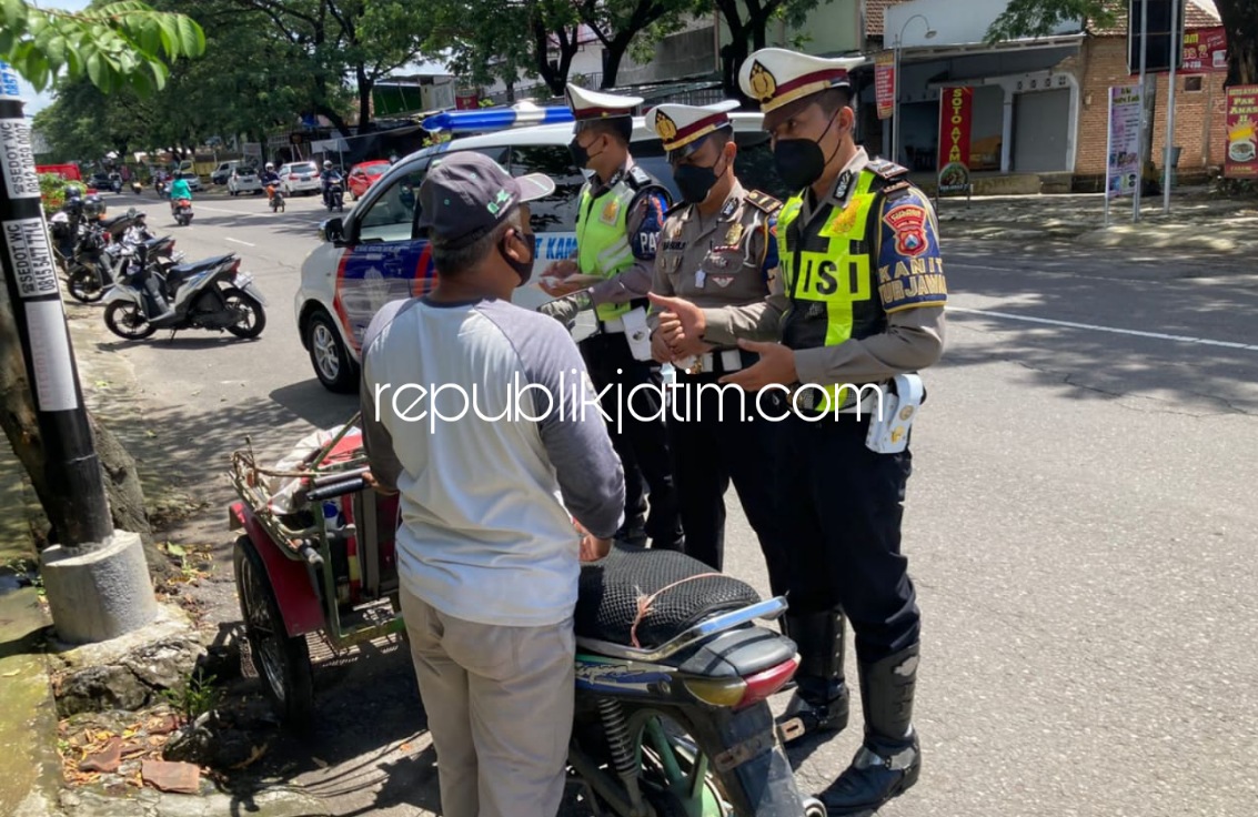 BETOR - Petugas Satuan Lantas Polres Ponorogo memberikan himbauan kepada para pemilik becak motor (betor) soal larangan operasionalisasi betor di jalan raya, Rabu (24/11/2021).