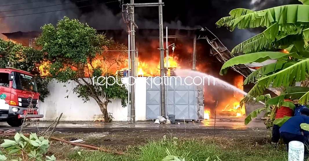 TERBAKAR - Sebuah gudang produksi palet plastik terbakar dipadamkan petugas PMK dengan melaksanakan pembasahan, Rabu (24/11/2021).