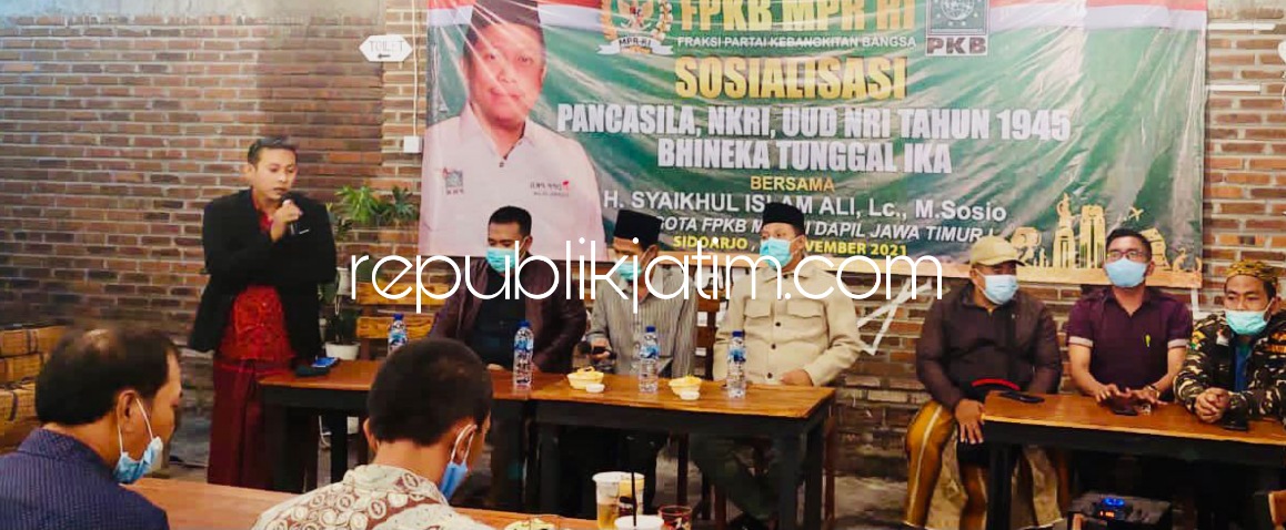 SOSIALISASI - Anggota MPR RI, Syaikhul Islam Ali (Gus Syaikhul) menggelar sosialisasi 4 Pilar Kebangsaan diikuti 150 pelaku Usaha Mikro Kecil dan Menengah (UMKM) di Cafe Belimbing, Desa Watesari, Kecamatan Balongbendo, Sidoarjo, Selasa (23/11/2021) malam.