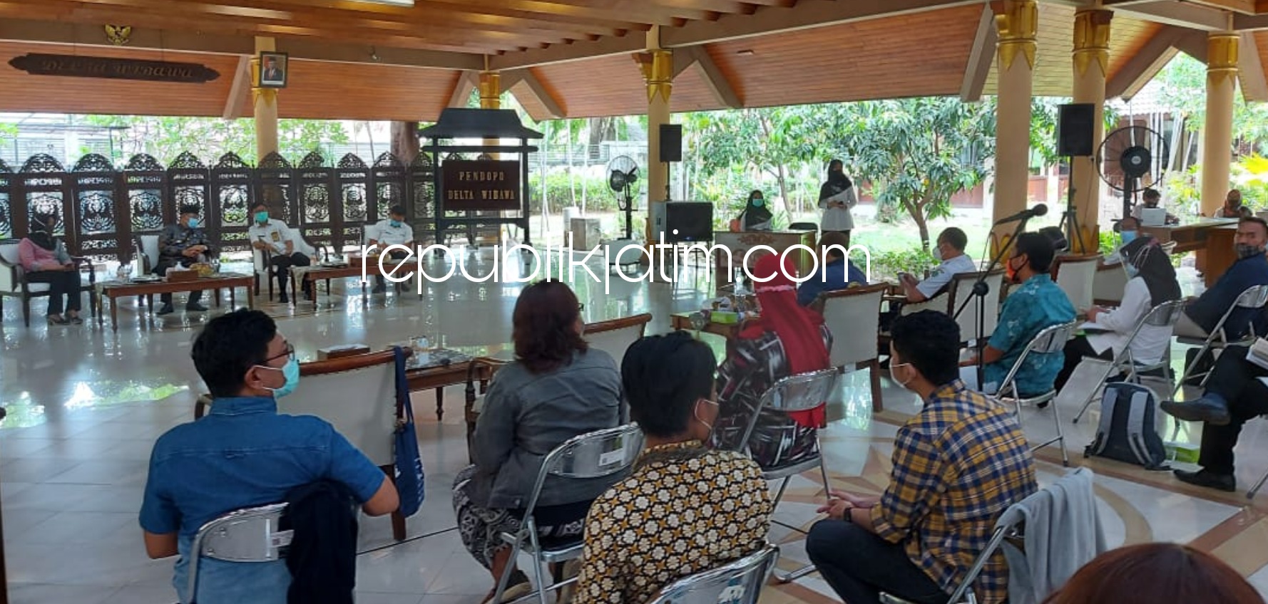 AUDIENSI - Pj Bupati Sidoarjo, Hudiyono melaksanakan audiensi dengan KPA dan Yayasan Delta Crisis Center di Pendopo Delta Wibawa dengan meminta bantuan rumah singgah dan penambahan gizi, Rabu (25/11/2020).