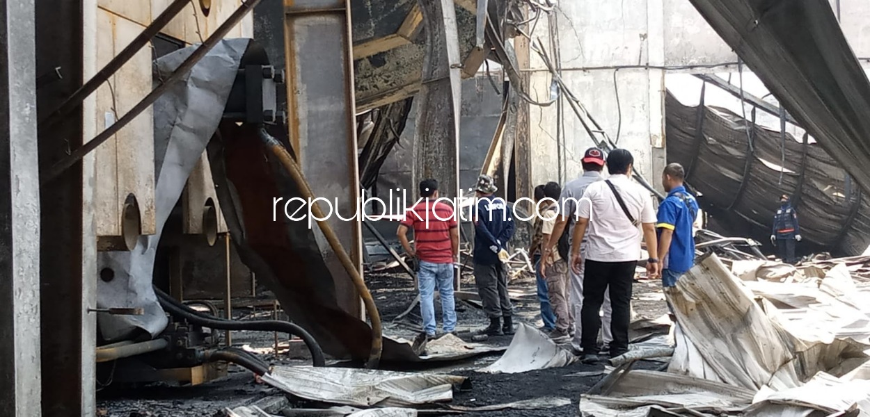 OLAH TKP - Petugas Polsek Tanggulangin dan Tim Puslabfor Polda Jatim melakukan olah Tempat Kejadian Perkara (TKP) kebakaran pabrik palet plastik paska terbakar di Desa Randegan, Kecamatan Tanggulangin, Sidoarjo, Kamis (25/11/2021).