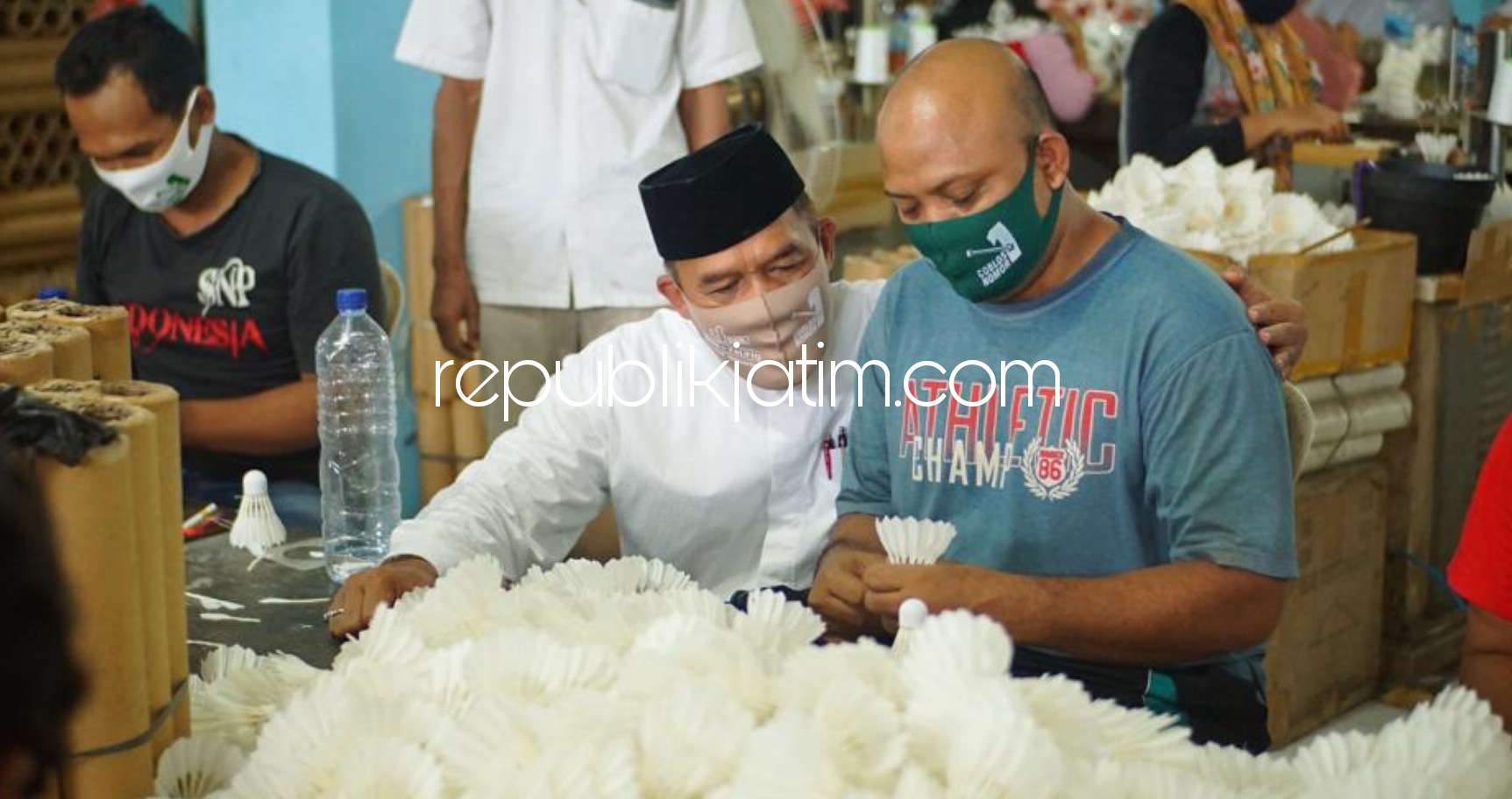 DIALOG - Cabup Sidoarjo, Bambang Haryo Soekartono (BHS) berdialog dengan para pekerja dan pemilik pabrik Shuttlecocks di Desa Wedoroklurak, Kecamatan Candi, Sidoarjo untuk memastikan persoalan yang dihadapi dalam pengembangan usaha ini, Rabu (25/11/2020).
