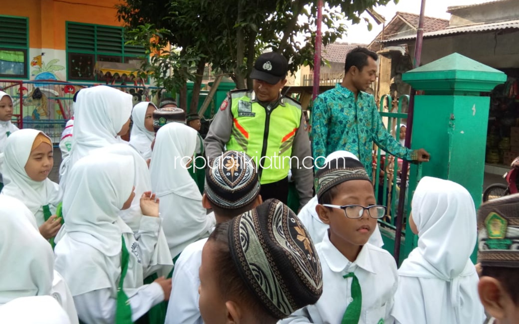 PENGAMANAN - Sejumlah anggota Polresta Sidoarjo disiagakan di sejumlah sekolah untuk meningkatkan kewaspadaan dan pengamanan di sejumlah sekolah, Senin (25/11/2019).