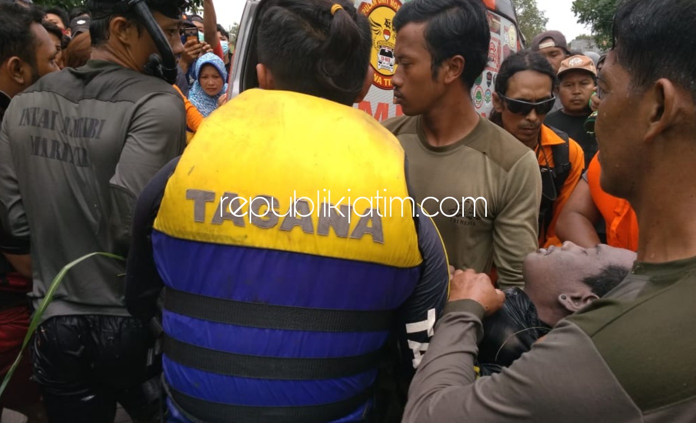DITEMUKAN - Jenazah Dani Pratama Putra (20) warga Desa Gilang, Kecamatan Taman, Sidoarjo yang tenggelam di Sungai Buntung Desa Tawangsari, Kecamatan Taman ditemukan tim SAR dibantu relawan dan warga, Rabu (25/11/2020).