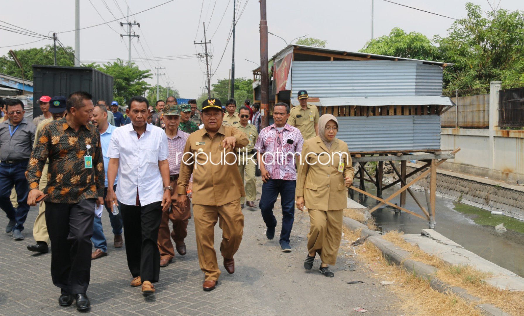 SIDAK - Bupati Sidoarjo, Saiful Ilah menggelar sidak ke sungai Tambaksawah dan Tambakrejo, Kecamatan Waru, Sidoarjo bersama rombongan pejabat Dinas PU BMSDA Pemkab Sidoarjo, Senin (25/11/2019).
