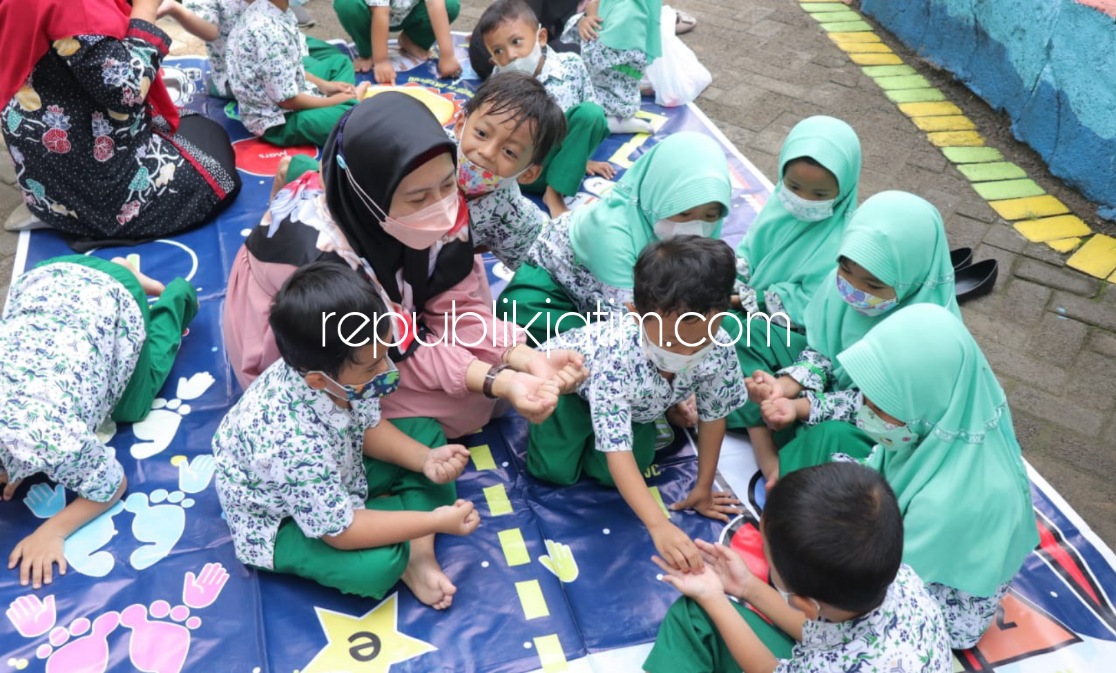 GURU - Para wali murid siswa dan siswi KB TK Al Muslim menjadi guru sehari saat peringatan Hari Guru Nasional (HGN) Tahun 2021, Kamis (25/11/2021).