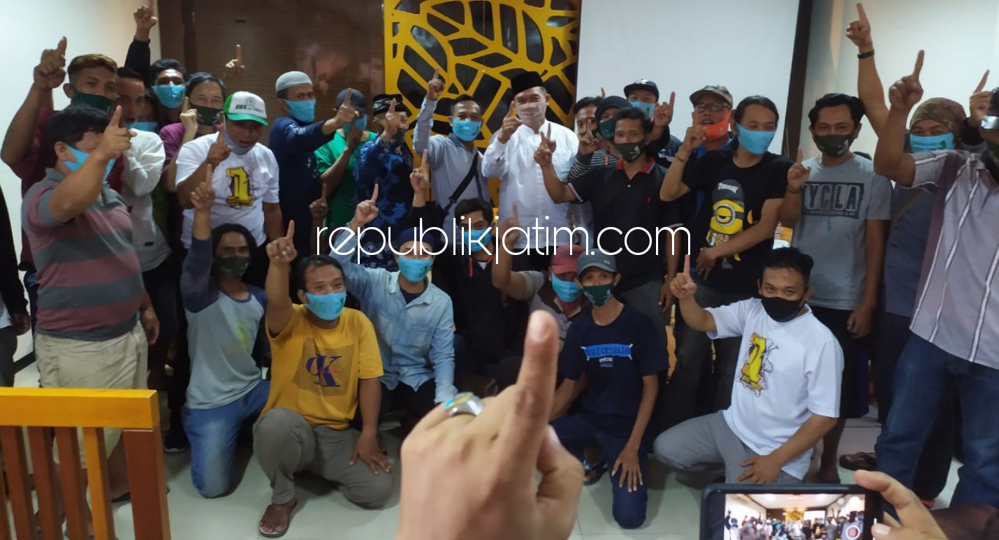 DUKUNGAN - Paslon BHS - Taufiq yang bertarung di Pilkada Sidoarjo 9 Desember 2020 mendapat dukungan paguyuban PKL Taman Pinang Indah (TPI) dan Gading Fajar saat deklarasi dukungan di RM Joyo TPI, Sidoarjo, Rabu (25/11/2020) sore.