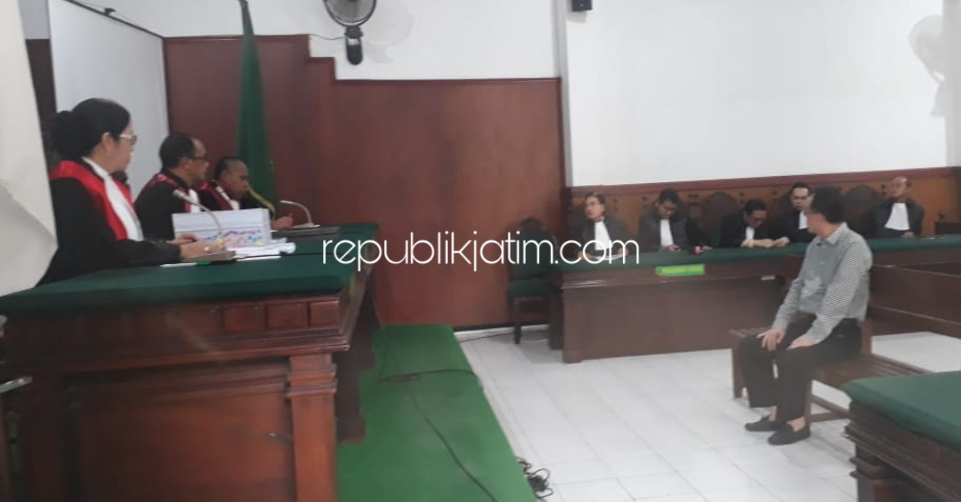 DITOLAK - Majelis hakim menolak eksepsi terdakwa Henry J Gunawan dkk di saat sidang di Pengadilan Negeri Sidoarjo, Senin (25/11/2019). 