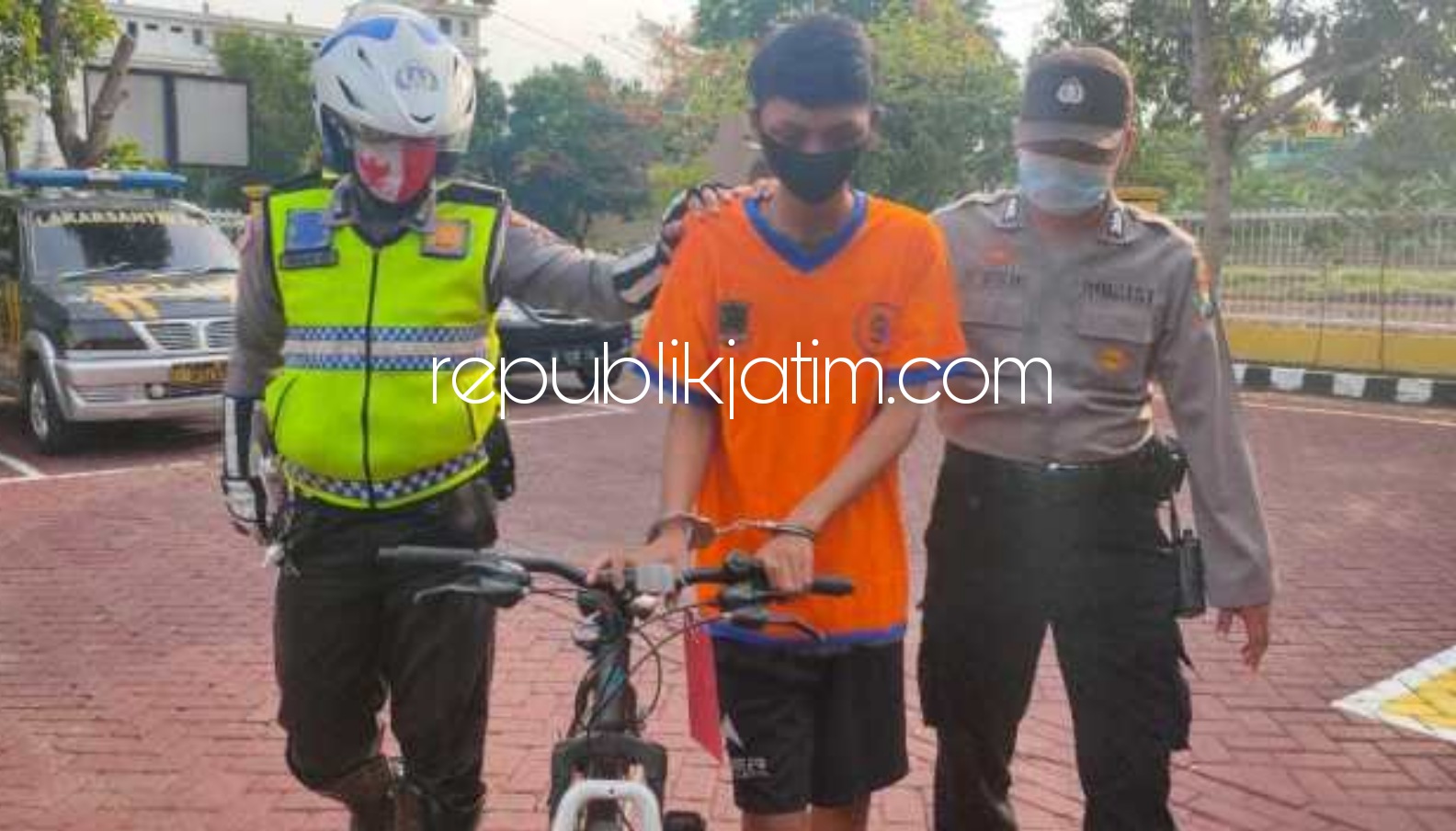 DIGELANDANG - Tersangka pencurian sepeda onthel, Rendy Hermanda (18) warga JL Simo Katrungan, Surabaya digelandang petugas Polsek Lakarsantri beserta barang bukti sepeda curiannya, Rabu (25/11/2020). 