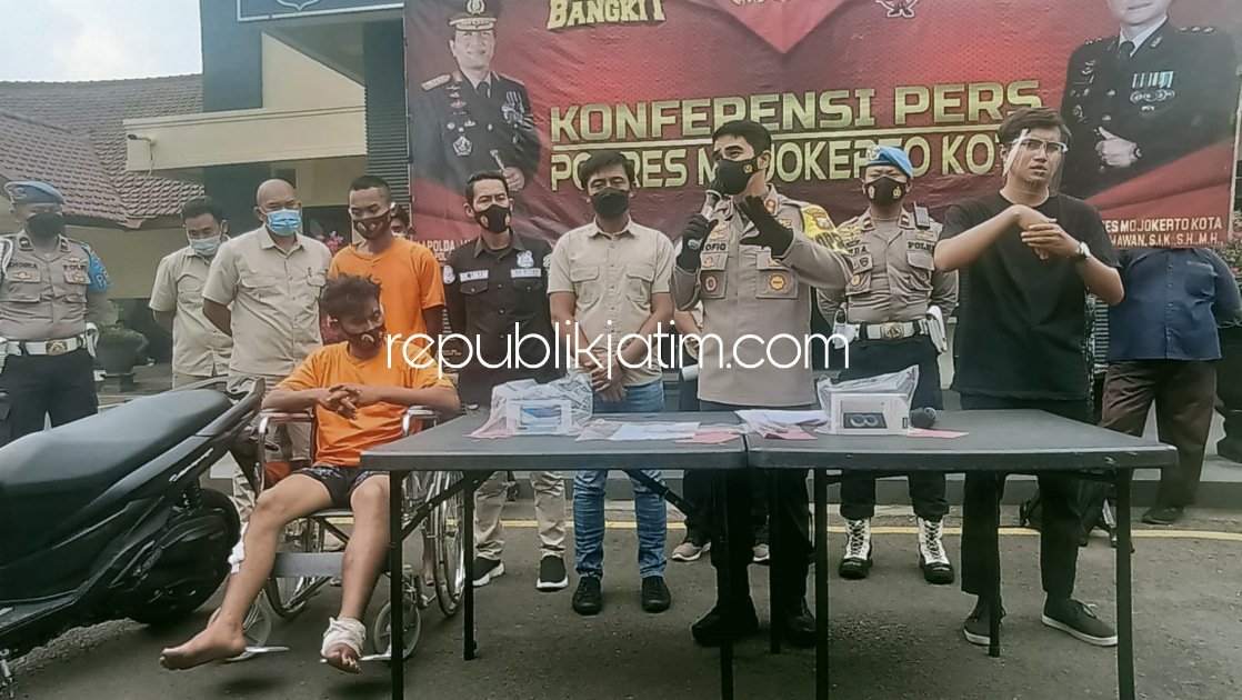 TEMBAK - Kapolres Mojokerto Kota, AKBP Rofiq Ripto Himawan saat pres rilis kasus perampasan dan kekerasan dua sejoli saat bermesraan di tempat sepi di Jalan Tol Dusun Singopadu, Desa Canggu, Kecamatan Jetis, Mojokerto, Selasa (23/11/2021).