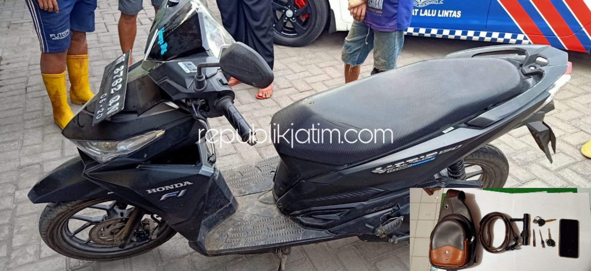 BUKTI - Petugas Polresta mengamankan barang bukti kasus pencurian sepeda motor milik Ahmad Zainul Fanani warga Dusun Podo Katon, Kedungcangkring, Kecamatan Jabon, Sidoarjo, Senin (25/11/2019).