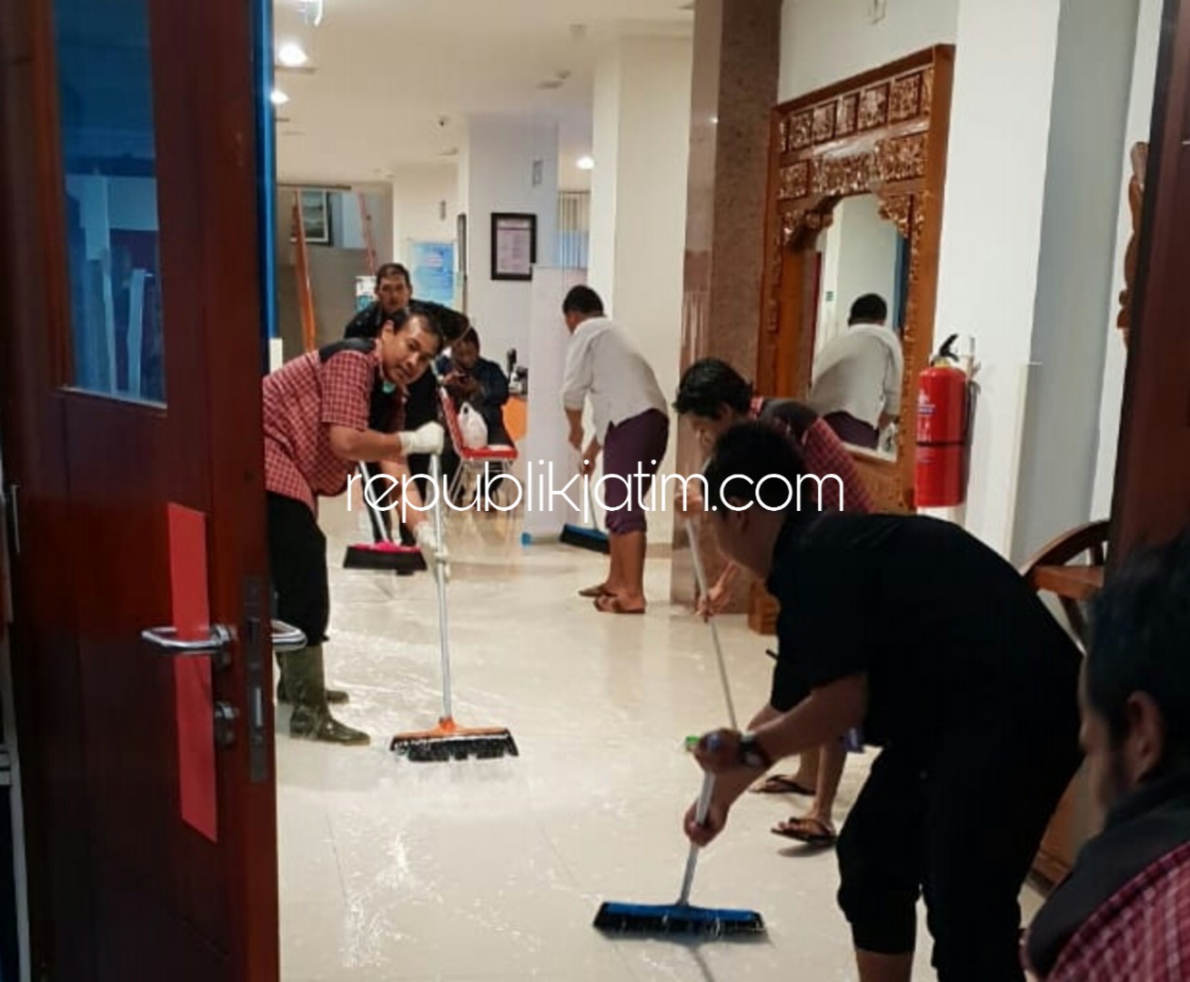SIAGA - Sebanyak 24 petugas cleaning service siaga membersihkan luberan air dari JL Raya Mojopahit yang masuk ke IGD bagian depan RSUD Sidoarjo, Minggu (25/11/2018) malam.