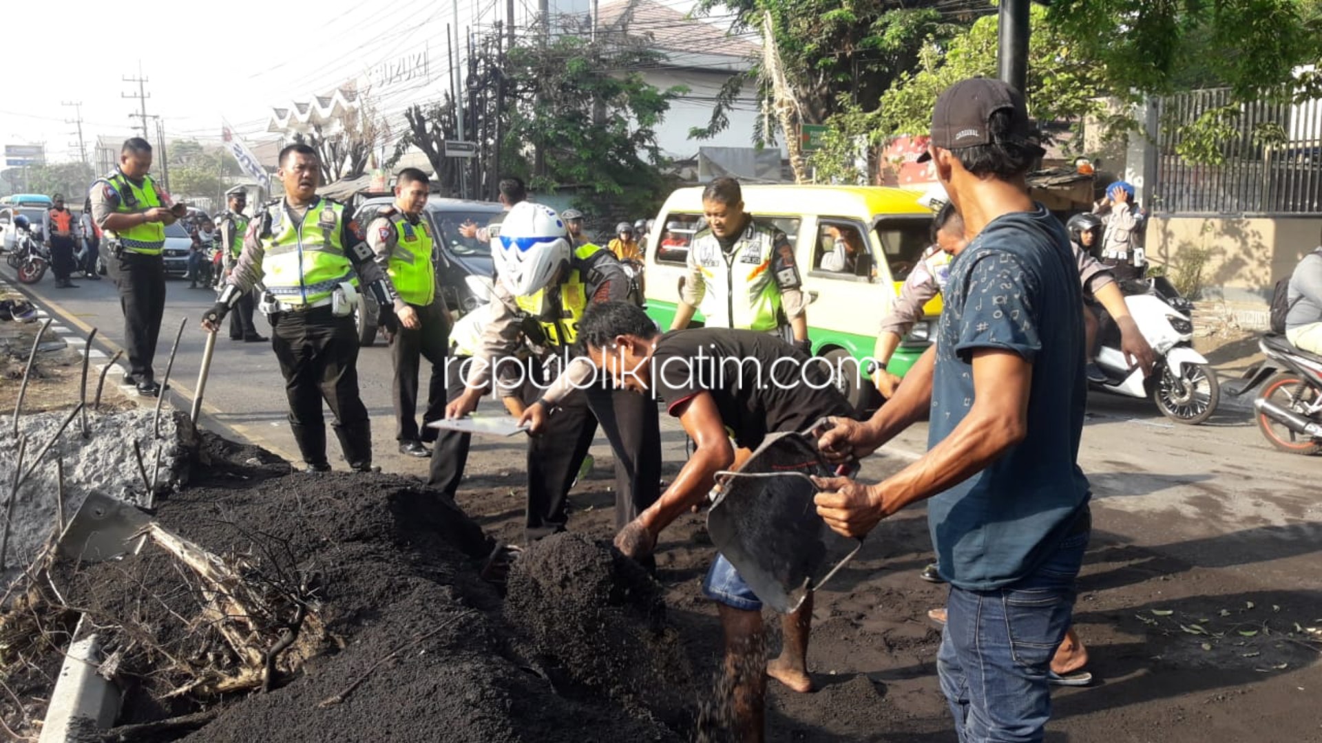 EVAKUASI - Kasat Lantas, Polresta Sidoarjo, AKP Eko Iskandar memimpin proses evakuasi truk pasir yang tumpah di JL Raya Sidoarjo - Surabaya depan PT Interbat Buduran, Sidoarjo, Selasa (26/11/2019).