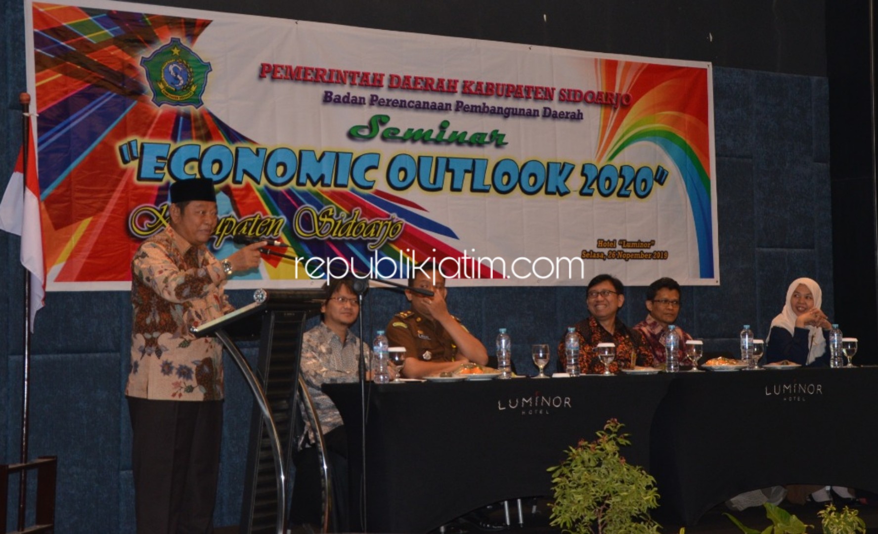 SEMINAR - Bupati Sidoarjo, Saiful Ilah membuka Seminar Economic Outlook 2020 di Hotel Luminor Sidoarjo, Selasa (26/11/2019).