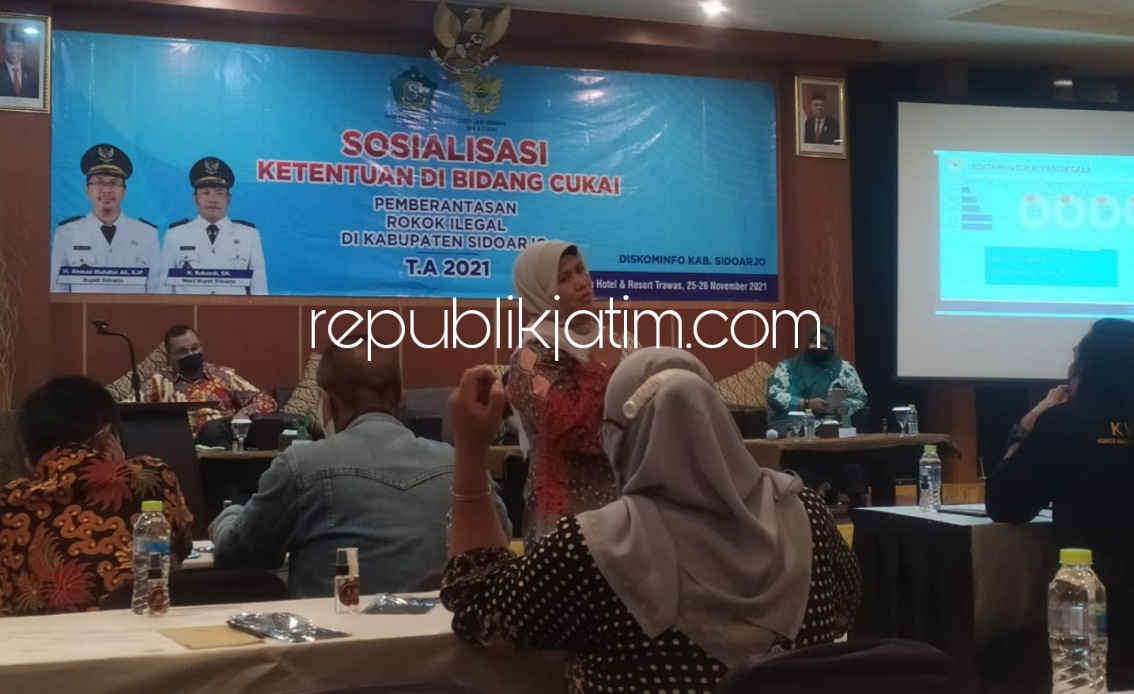 SOSIALISASI - Diskominfo mensosialisasikan Cukai Pemberantasan Rokok Ilegal di Sidoarjo diikuti 100 insan pers mulai 25 - 26 November 2021 dibuka Plt Kepala Diskominfo, Ahmad Misbachul Munir di Arayanna Hotel, Trawas, Mojokerto, Kamis (25/11/2021).