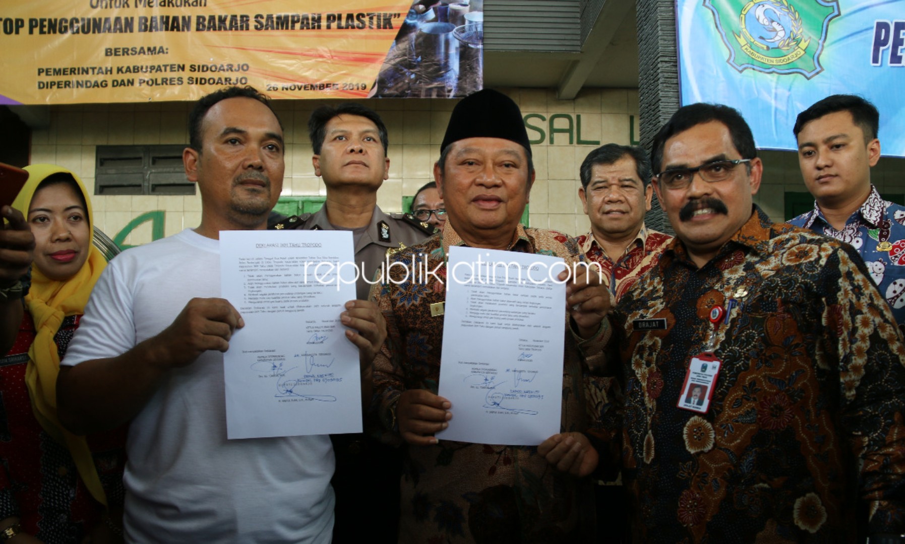DEKLARASI - Puluhan Industri Kecil Menengah (IKM) Tahu di Desa Tropodo, Kecamatan Krian, Sidoarjo deklarasi stop menggunakan bahan bakar plastik untuk produksi tahu. Sebagai gantinya akan menggunakan Wood Pallet dan Gas, Selasa (26/11/2019).